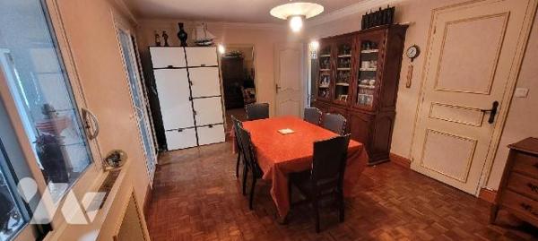 CHATEAULIN - En secteur calme proche du centre ville - Maison de bonne construction élevée sur ...