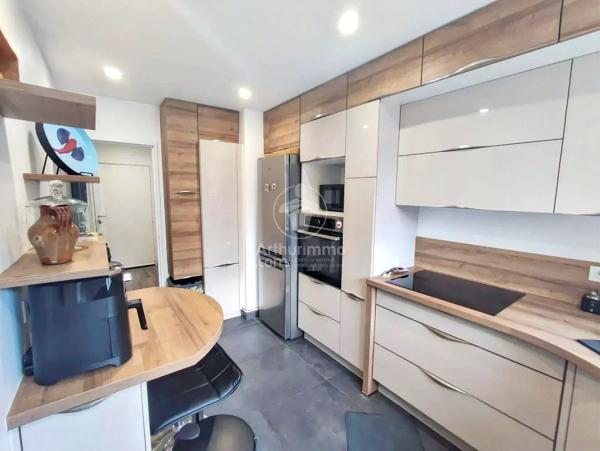 Location                                                      Appartement
                        
                     4 pièces                      80 m2                     à Mont-Saint-Aignan