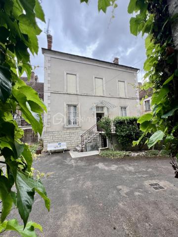 À SAINT BRIS LE VINEUX, CET ENSEMBLE IMMOBILIER SITUÉ EN PLEIN CŒUR DU VILLAGE COMPRENANT : Une maison principale F7  à rénover se composant comme suit : entrée, cuisine, salon séjour, salle à manger, arrière cuisine avec accès courette, salle d’eau, wc. À l’étage un pallier dessert 4 chambres, une salle de bains avec wc, dégagement permettant l’accès au grenier. 

Côté extérieur vous retrouverez plusieurs bâtiments et dépendances ! 

- 1 seconde maison à rénover entièrement sur 2 étages 

- 2  écuries 

- 3 préau avec mezzanine 

-4 grange avec étage 

Cours goudronnée donnant accès aux dépendances et à la maison d’habitation. 

À savoir : un droit de passage dans la cours est inscrit permettant aux voisins d’accéder à une dépendance privée au fond de celle-ci. 

Très belle Cave accessible depuis la rue. 

Chauffage au gaz de ville. 

Énorme potentiel de stockage et de rénovation avis aux amateurs de rénovation ! 

À très vite pour une visite !