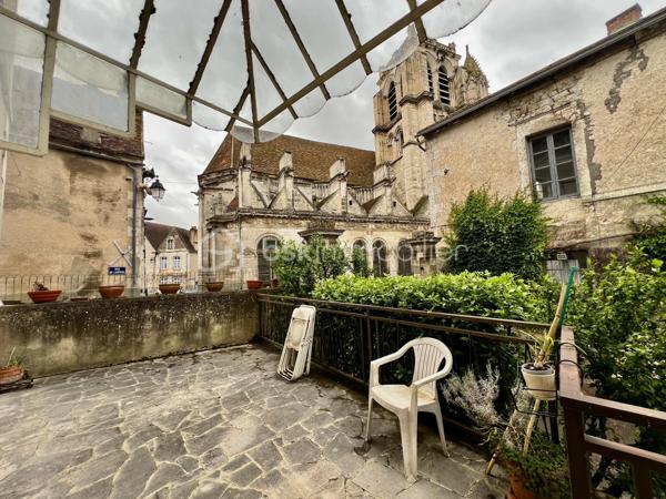 À SAINT BRIS LE VINEUX, CET ENSEMBLE IMMOBILIER SITUÉ EN PLEIN CŒUR DU VILLAGE COMPRENANT : Une maison principale F7  à rénover se composant comme suit : entrée, cuisine, salon séjour, salle à manger, arrière cuisine avec accès courette, salle d’eau, wc. À l’étage un pallier dessert 4 chambres, une salle de bains avec wc, dégagement permettant l’accès au grenier. 

Côté extérieur vous retrouverez plusieurs bâtiments et dépendances ! 

- 1 seconde maison à rénover entièrement sur 2 étages 

- 2  écuries 

- 3 préau avec mezzanine 

-4 grange avec étage 

Cours goudronnée donnant accès aux dépendances et à la maison d’habitation. 

À savoir : un droit de passage dans la cours est inscrit permettant aux voisins d’accéder à une dépendance privée au fond de celle-ci. 

Très belle Cave accessible depuis la rue. 

Chauffage au gaz de ville. 

Énorme potentiel de stockage et de rénovation avis aux amateurs de rénovation ! 

À très vite pour une visite !