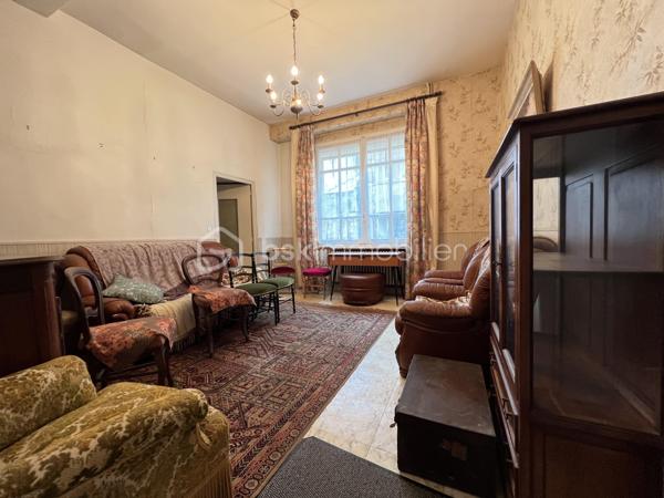 À SAINT BRIS LE VINEUX, CET ENSEMBLE IMMOBILIER SITUÉ EN PLEIN CŒUR DU VILLAGE COMPRENANT : Une maison principale F7  à rénover se composant comme suit : entrée, cuisine, salon séjour, salle à manger, arrière cuisine avec accès courette, salle d’eau, wc. À l’étage un pallier dessert 4 chambres, une salle de bains avec wc, dégagement permettant l’accès au grenier. 

Côté extérieur vous retrouverez plusieurs bâtiments et dépendances ! 

- 1 seconde maison à rénover entièrement sur 2 étages 

- 2  écuries 

- 3 préau avec mezzanine 

-4 grange avec étage 

Cours goudronnée donnant accès aux dépendances et à la maison d’habitation. 

À savoir : un droit de passage dans la cours est inscrit permettant aux voisins d’accéder à une dépendance privée au fond de celle-ci. 

Très belle Cave accessible depuis la rue. 

Chauffage au gaz de ville. 

Énorme potentiel de stockage et de rénovation avis aux amateurs de rénovation ! 

À très vite pour une visite !