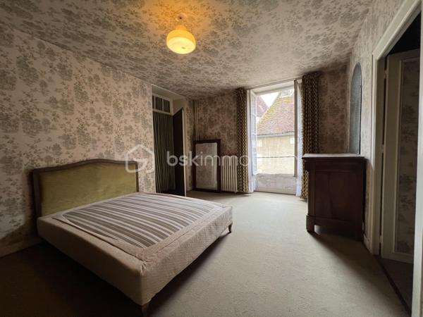 À SAINT BRIS LE VINEUX, CET ENSEMBLE IMMOBILIER SITUÉ EN PLEIN CŒUR DU VILLAGE COMPRENANT : Une maison principale F7  à rénover se composant comme suit : entrée, cuisine, salon séjour, salle à manger, arrière cuisine avec accès courette, salle d’eau, wc. À l’étage un pallier dessert 4 chambres, une salle de bains avec wc, dégagement permettant l’accès au grenier. 

Côté extérieur vous retrouverez plusieurs bâtiments et dépendances ! 

- 1 seconde maison à rénover entièrement sur 2 étages 

- 2  écuries 

- 3 préau avec mezzanine 

-4 grange avec étage 

Cours goudronnée donnant accès aux dépendances et à la maison d’habitation. 

À savoir : un droit de passage dans la cours est inscrit permettant aux voisins d’accéder à une dépendance privée au fond de celle-ci. 

Très belle Cave accessible depuis la rue. 

Chauffage au gaz de ville. 

Énorme potentiel de stockage et de rénovation avis aux amateurs de rénovation ! 

À très vite pour une visite !