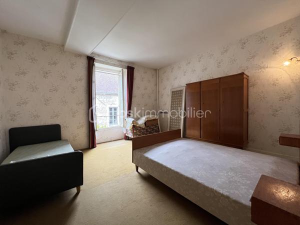 À SAINT BRIS LE VINEUX, CET ENSEMBLE IMMOBILIER SITUÉ EN PLEIN CŒUR DU VILLAGE COMPRENANT : Une maison principale F7  à rénover se composant comme suit : entrée, cuisine, salon séjour, salle à manger, arrière cuisine avec accès courette, salle d’eau, wc. À l’étage un pallier dessert 4 chambres, une salle de bains avec wc, dégagement permettant l’accès au grenier. 

Côté extérieur vous retrouverez plusieurs bâtiments et dépendances ! 

- 1 seconde maison à rénover entièrement sur 2 étages 

- 2  écuries 

- 3 préau avec mezzanine 

-4 grange avec étage 

Cours goudronnée donnant accès aux dépendances et à la maison d’habitation. 

À savoir : un droit de passage dans la cours est inscrit permettant aux voisins d’accéder à une dépendance privée au fond de celle-ci. 

Très belle Cave accessible depuis la rue. 

Chauffage au gaz de ville. 

Énorme potentiel de stockage et de rénovation avis aux amateurs de rénovation ! 

À très vite pour une visite !
