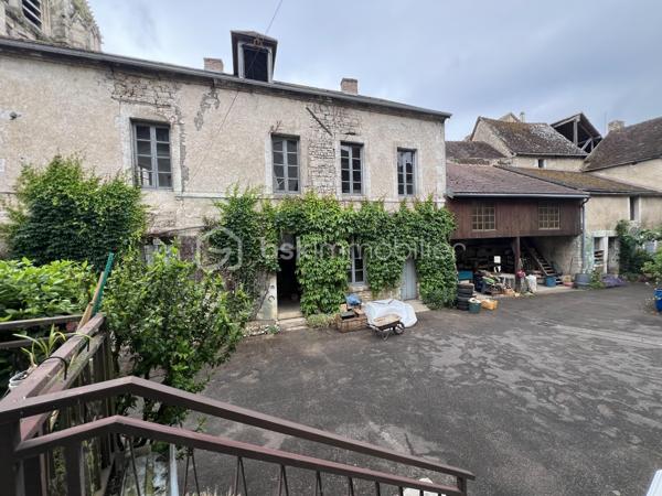 À SAINT BRIS LE VINEUX, CET ENSEMBLE IMMOBILIER SITUÉ EN PLEIN CŒUR DU VILLAGE COMPRENANT : Une maison principale F7  à rénover se composant comme suit : entrée, cuisine, salon séjour, salle à manger, arrière cuisine avec accès courette, salle d’eau, wc. À l’étage un pallier dessert 4 chambres, une salle de bains avec wc, dégagement permettant l’accès au grenier. 

Côté extérieur vous retrouverez plusieurs bâtiments et dépendances ! 

- 1 seconde maison à rénover entièrement sur 2 étages 

- 2  écuries 

- 3 préau avec mezzanine 

-4 grange avec étage 

Cours goudronnée donnant accès aux dépendances et à la maison d’habitation. 

À savoir : un droit de passage dans la cours est inscrit permettant aux voisins d’accéder à une dépendance privée au fond de celle-ci. 

Très belle Cave accessible depuis la rue. 

Chauffage au gaz de ville. 

Énorme potentiel de stockage et de rénovation avis aux amateurs de rénovation ! 

À très vite pour une visite !