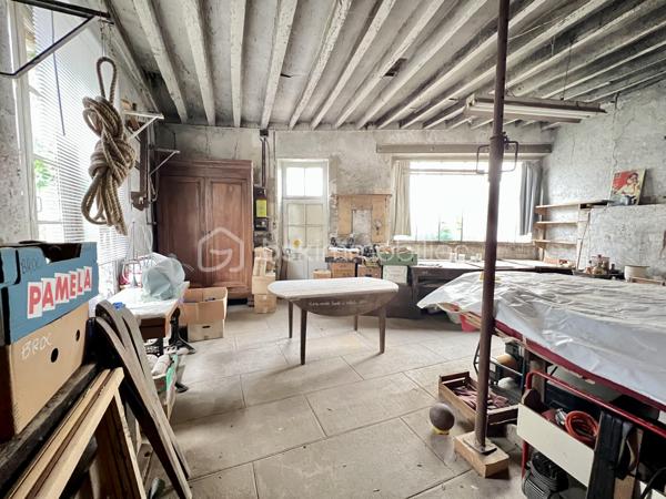 À SAINT BRIS LE VINEUX, CET ENSEMBLE IMMOBILIER SITUÉ EN PLEIN CŒUR DU VILLAGE COMPRENANT : Une maison principale F7  à rénover se composant comme suit : entrée, cuisine, salon séjour, salle à manger, arrière cuisine avec accès courette, salle d’eau, wc. À l’étage un pallier dessert 4 chambres, une salle de bains avec wc, dégagement permettant l’accès au grenier. 

Côté extérieur vous retrouverez plusieurs bâtiments et dépendances ! 

- 1 seconde maison à rénover entièrement sur 2 étages 

- 2  écuries 

- 3 préau avec mezzanine 

-4 grange avec étage 

Cours goudronnée donnant accès aux dépendances et à la maison d’habitation. 

À savoir : un droit de passage dans la cours est inscrit permettant aux voisins d’accéder à une dépendance privée au fond de celle-ci. 

Très belle Cave accessible depuis la rue. 

Chauffage au gaz de ville. 

Énorme potentiel de stockage et de rénovation avis aux amateurs de rénovation ! 

À très vite pour une visite !