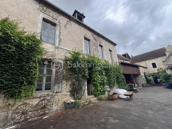 À SAINT BRIS LE VINEUX, CET ENSEMBLE IMMOBILIER SITUÉ EN PLEIN CŒUR DU VILLAGE COMPRENANT : Une maison principale F7  à rénover se composant comme suit : entrée, cuisine, salon séjour, salle à manger, arrière cuisine avec accès courette, salle d’eau, wc. À l’étage un pallier dessert 4 chambres, une salle de bains avec wc, dégagement permettant l’accès au grenier. 

Côté extérieur vous retrouverez plusieurs bâtiments et dépendances ! 

- 1 seconde maison à rénover entièrement sur 2 étages 

- 2  écuries 

- 3 préau avec mezzanine 

-4 grange avec étage 

Cours goudronnée donnant accès aux dépendances et à la maison d’habitation. 

À savoir : un droit de passage dans la cours est inscrit permettant aux voisins d’accéder à une dépendance privée au fond de celle-ci. 

Très belle Cave accessible depuis la rue. 

Chauffage au gaz de ville. 

Énorme potentiel de stockage et de rénovation avis aux amateurs de rénovation ! 

À très vite pour une visite !