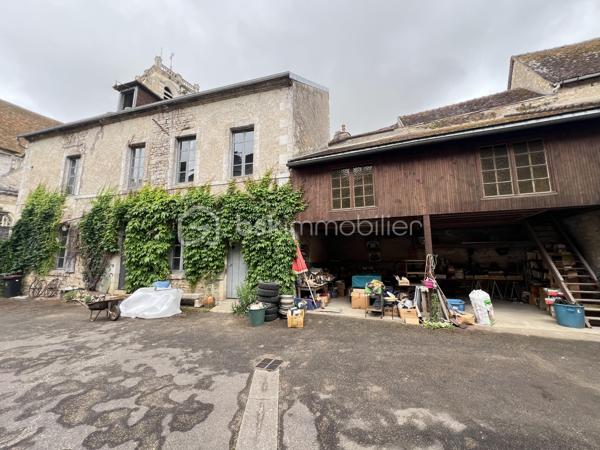 À SAINT BRIS LE VINEUX, CET ENSEMBLE IMMOBILIER SITUÉ EN PLEIN CŒUR DU VILLAGE COMPRENANT : Une maison principale F7  à rénover se composant comme suit : entrée, cuisine, salon séjour, salle à manger, arrière cuisine avec accès courette, salle d’eau, wc. À l’étage un pallier dessert 4 chambres, une salle de bains avec wc, dégagement permettant l’accès au grenier. 

Côté extérieur vous retrouverez plusieurs bâtiments et dépendances ! 

- 1 seconde maison à rénover entièrement sur 2 étages 

- 2  écuries 

- 3 préau avec mezzanine 

-4 grange avec étage 

Cours goudronnée donnant accès aux dépendances et à la maison d’habitation. 

À savoir : un droit de passage dans la cours est inscrit permettant aux voisins d’accéder à une dépendance privée au fond de celle-ci. 

Très belle Cave accessible depuis la rue. 

Chauffage au gaz de ville. 

Énorme potentiel de stockage et de rénovation avis aux amateurs de rénovation ! 

À très vite pour une visite !
