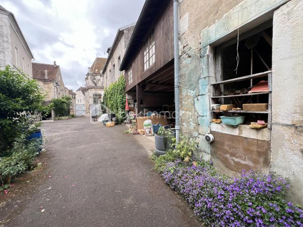 À SAINT BRIS LE VINEUX, CET ENSEMBLE IMMOBILIER SITUÉ EN PLEIN CŒUR DU VILLAGE COMPRENANT : Une maison principale F7  à rénover se composant comme suit : entrée, cuisine, salon séjour, salle à manger, arrière cuisine avec accès courette, salle d’eau, wc. À l’étage un pallier dessert 4 chambres, une salle de bains avec wc, dégagement permettant l’accès au grenier. 

Côté extérieur vous retrouverez plusieurs bâtiments et dépendances ! 

- 1 seconde maison à rénover entièrement sur 2 étages 

- 2  écuries 

- 3 préau avec mezzanine 

-4 grange avec étage 

Cours goudronnée donnant accès aux dépendances et à la maison d’habitation. 

À savoir : un droit de passage dans la cours est inscrit permettant aux voisins d’accéder à une dépendance privée au fond de celle-ci. 

Très belle Cave accessible depuis la rue. 

Chauffage au gaz de ville. 

Énorme potentiel de stockage et de rénovation avis aux amateurs de rénovation ! 

À très vite pour une visite !