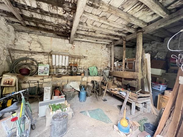 À SAINT BRIS LE VINEUX, CET ENSEMBLE IMMOBILIER SITUÉ EN PLEIN CŒUR DU VILLAGE COMPRENANT : Une maison principale F7  à rénover se composant comme suit : entrée, cuisine, salon séjour, salle à manger, arrière cuisine avec accès courette, salle d’eau, wc. À l’étage un pallier dessert 4 chambres, une salle de bains avec wc, dégagement permettant l’accès au grenier. 

Côté extérieur vous retrouverez plusieurs bâtiments et dépendances ! 

- 1 seconde maison à rénover entièrement sur 2 étages 

- 2  écuries 

- 3 préau avec mezzanine 

-4 grange avec étage 

Cours goudronnée donnant accès aux dépendances et à la maison d’habitation. 

À savoir : un droit de passage dans la cours est inscrit permettant aux voisins d’accéder à une dépendance privée au fond de celle-ci. 

Très belle Cave accessible depuis la rue. 

Chauffage au gaz de ville. 

Énorme potentiel de stockage et de rénovation avis aux amateurs de rénovation ! 

À très vite pour une visite !