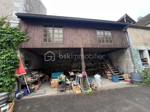 À SAINT BRIS LE VINEUX, CET ENSEMBLE IMMOBILIER SITUÉ EN PLEIN CŒUR DU VILLAGE COMPRENANT : Une maison principale F7  à rénover se composant comme suit : entrée, cuisine, salon séjour, salle à manger, arrière cuisine avec accès courette, salle d’eau, wc. À l’étage un pallier dessert 4 chambres, une salle de bains avec wc, dégagement permettant l’accès au grenier. 

Côté extérieur vous retrouverez plusieurs bâtiments et dépendances ! 

- 1 seconde maison à rénover entièrement sur 2 étages 

- 2  écuries 

- 3 préau avec mezzanine 

-4 grange avec étage 

Cours goudronnée donnant accès aux dépendances et à la maison d’habitation. 

À savoir : un droit de passage dans la cours est inscrit permettant aux voisins d’accéder à une dépendance privée au fond de celle-ci. 

Très belle Cave accessible depuis la rue. 

Chauffage au gaz de ville. 

Énorme potentiel de stockage et de rénovation avis aux amateurs de rénovation ! 

À très vite pour une visite !