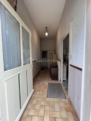 À SAINT BRIS LE VINEUX, CET ENSEMBLE IMMOBILIER SITUÉ EN PLEIN CŒUR DU VILLAGE COMPRENANT : Une maison principale F7  à rénover se composant comme suit : entrée, cuisine, salon séjour, salle à manger, arrière cuisine avec accès courette, salle d’eau, wc. À l’étage un pallier dessert 4 chambres, une salle de bains avec wc, dégagement permettant l’accès au grenier. 

Côté extérieur vous retrouverez plusieurs bâtiments et dépendances ! 

- 1 seconde maison à rénover entièrement sur 2 étages 

- 2  écuries 

- 3 préau avec mezzanine 

-4 grange avec étage 

Cours goudronnée donnant accès aux dépendances et à la maison d’habitation. 

À savoir : un droit de passage dans la cours est inscrit permettant aux voisins d’accéder à une dépendance privée au fond de celle-ci. 

Très belle Cave accessible depuis la rue. 

Chauffage au gaz de ville. 

Énorme potentiel de stockage et de rénovation avis aux amateurs de rénovation ! 

À très vite pour une visite !