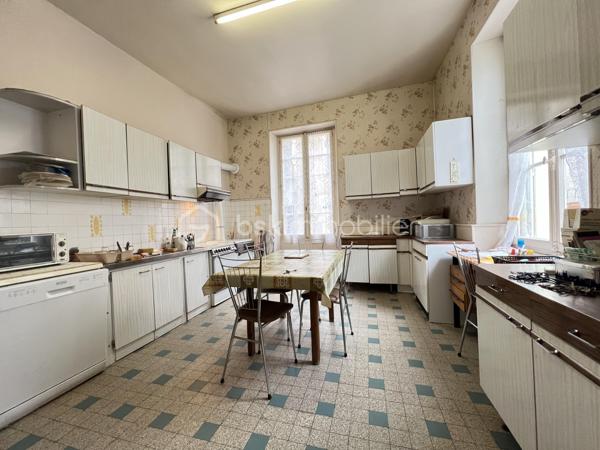 À SAINT BRIS LE VINEUX, CET ENSEMBLE IMMOBILIER SITUÉ EN PLEIN CŒUR DU VILLAGE COMPRENANT : Une maison principale F7  à rénover se composant comme suit : entrée, cuisine, salon séjour, salle à manger, arrière cuisine avec accès courette, salle d’eau, wc. À l’étage un pallier dessert 4 chambres, une salle de bains avec wc, dégagement permettant l’accès au grenier. 

Côté extérieur vous retrouverez plusieurs bâtiments et dépendances ! 

- 1 seconde maison à rénover entièrement sur 2 étages 

- 2  écuries 

- 3 préau avec mezzanine 

-4 grange avec étage 

Cours goudronnée donnant accès aux dépendances et à la maison d’habitation. 

À savoir : un droit de passage dans la cours est inscrit permettant aux voisins d’accéder à une dépendance privée au fond de celle-ci. 

Très belle Cave accessible depuis la rue. 

Chauffage au gaz de ville. 

Énorme potentiel de stockage et de rénovation avis aux amateurs de rénovation ! 

À très vite pour une visite !