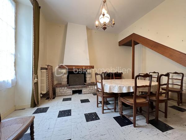 À SAINT BRIS LE VINEUX, CET ENSEMBLE IMMOBILIER SITUÉ EN PLEIN CŒUR DU VILLAGE COMPRENANT : Une maison principale F7  à rénover se composant comme suit : entrée, cuisine, salon séjour, salle à manger, arrière cuisine avec accès courette, salle d’eau, wc. À l’étage un pallier dessert 4 chambres, une salle de bains avec wc, dégagement permettant l’accès au grenier. 

Côté extérieur vous retrouverez plusieurs bâtiments et dépendances ! 

- 1 seconde maison à rénover entièrement sur 2 étages 

- 2  écuries 

- 3 préau avec mezzanine 

-4 grange avec étage 

Cours goudronnée donnant accès aux dépendances et à la maison d’habitation. 

À savoir : un droit de passage dans la cours est inscrit permettant aux voisins d’accéder à une dépendance privée au fond de celle-ci. 

Très belle Cave accessible depuis la rue. 

Chauffage au gaz de ville. 

Énorme potentiel de stockage et de rénovation avis aux amateurs de rénovation ! 

À très vite pour une visite !