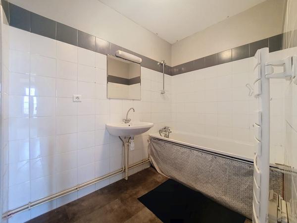 À vendre - Maison mitoyenne 1 côté, 5 pièces située à Charvieu-Chavagneux (38230)