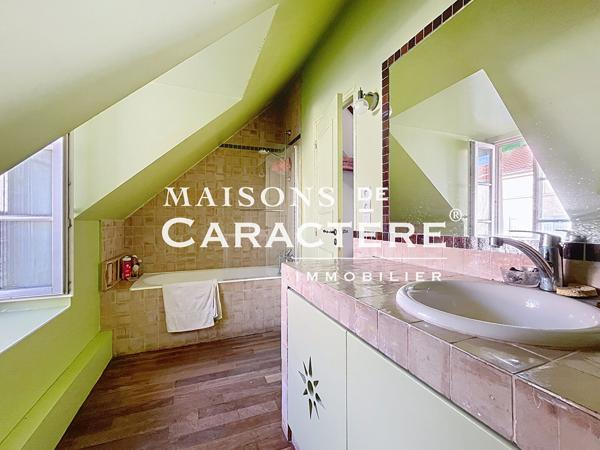 Vaste Maison Ancienne de 236m2 + dépendance aménagée de 25m2 Plein coeur de village