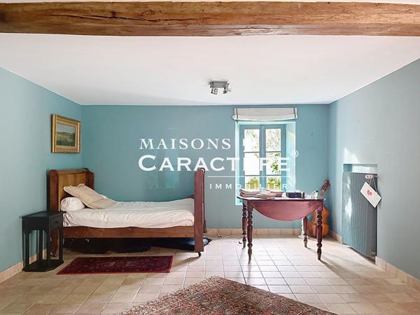 Vaste Maison Ancienne de 236m2 + dépendance aménagée de 25m2 Plein coeur de village