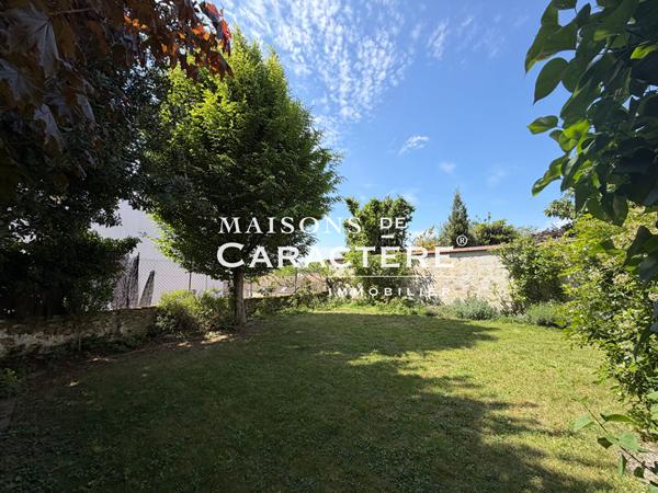 Vaste Maison Ancienne de 236m2 + dépendance aménagée de 25m2 Plein coeur de village
