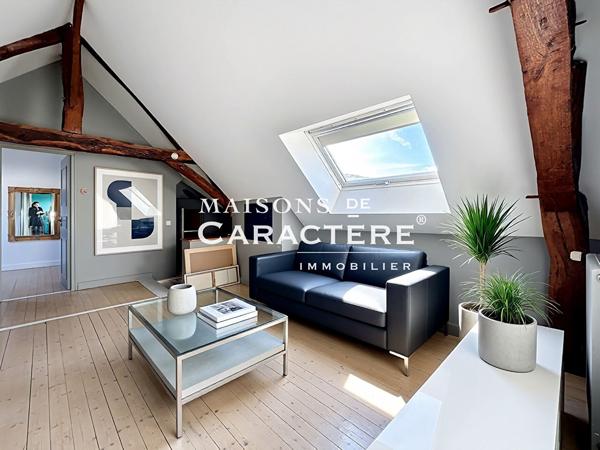 Vaste Maison Ancienne de 236m2 + dépendance aménagée de 25m2 Plein coeur de village