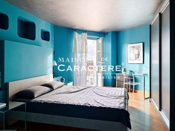 Vaste Maison Ancienne de 236m2 + dépendance aménagée de 25m2 Plein coeur de village
