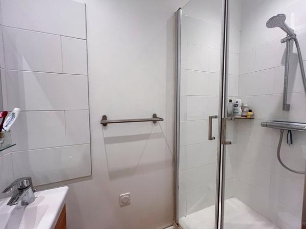 Angers centre - place du Lycee, au calme. Appartement 6 pièces de 104 m2 spécial rentabilité investisseurs !