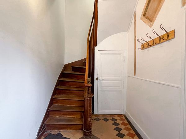 Angers centre - place du Lycee, au calme. Appartement 6 pièces de 104 m2 spécial rentabilité investisseurs !