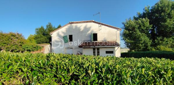 A vendre 5 min Damazan, au cœur de la Nouvelle Aquitaine, proche toutes commodités et sortie péage autoroute, Maison pierre de plain-pied.
En osmose avec son hameau, venez profiter de cette maison idéalement située à 2 min du canal. 
Ce bien vous surprend autant par son potentiel intérieur que extérieur. 
Vous pouvez profiter :
- de prestations très appréciées comme : doubles vitrages, toiture refaite récemment...
- de l'espace : séjour, cuisine, chambre, salle de bain, WC, terrain clos, combles aménageables...
L'opportunité qu'offre ce lieu unique vous invite à réaliser le logis de vos rêves dès à présent.
Idéal primo accédant ou investisseur ;)