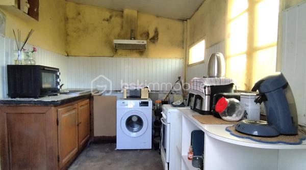 A vendre 5 min Damazan, au cœur de la Nouvelle Aquitaine, proche toutes commodités et sortie péage autoroute, Maison pierre de plain-pied.
En osmose avec son hameau, venez profiter de cette maison idéalement située à 2 min du canal. 
Ce bien vous surprend autant par son potentiel intérieur que extérieur. 
Vous pouvez profiter :
- de prestations très appréciées comme : doubles vitrages, toiture refaite récemment...
- de l'espace : séjour, cuisine, chambre, salle de bain, WC, terrain clos, combles aménageables...
L'opportunité qu'offre ce lieu unique vous invite à réaliser le logis de vos rêves dès à présent.
Idéal primo accédant ou investisseur ;)