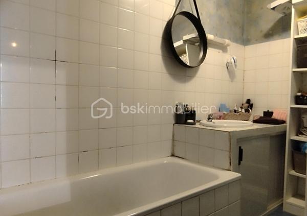 A vendre 5 min Damazan, au cœur de la Nouvelle Aquitaine, proche toutes commodités et sortie péage autoroute, Maison pierre de plain-pied.
En osmose avec son hameau, venez profiter de cette maison idéalement située à 2 min du canal. 
Ce bien vous surprend autant par son potentiel intérieur que extérieur. 
Vous pouvez profiter :
- de prestations très appréciées comme : doubles vitrages, toiture refaite récemment...
- de l'espace : séjour, cuisine, chambre, salle de bain, WC, terrain clos, combles aménageables...
L'opportunité qu'offre ce lieu unique vous invite à réaliser le logis de vos rêves dès à présent.
Idéal primo accédant ou investisseur ;)