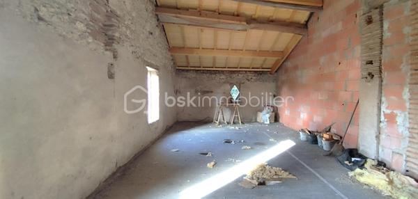 A vendre 5 min Damazan, au cœur de la Nouvelle Aquitaine, proche toutes commodités et sortie péage autoroute, Maison pierre de plain-pied.
En osmose avec son hameau, venez profiter de cette maison idéalement située à 2 min du canal. 
Ce bien vous surprend autant par son potentiel intérieur que extérieur. 
Vous pouvez profiter :
- de prestations très appréciées comme : doubles vitrages, toiture refaite récemment...
- de l'espace : séjour, cuisine, chambre, salle de bain, WC, terrain clos, combles aménageables...
L'opportunité qu'offre ce lieu unique vous invite à réaliser le logis de vos rêves dès à présent.
Idéal primo accédant ou investisseur ;)