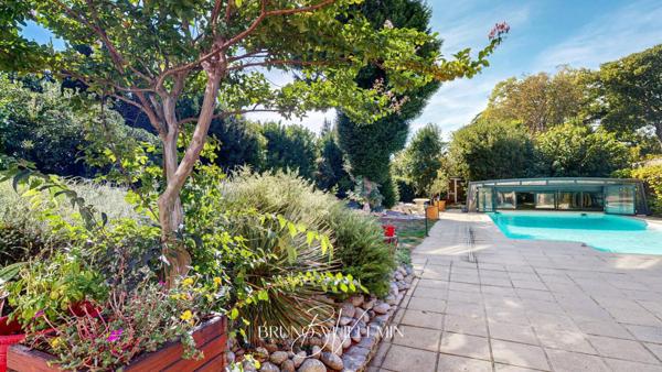 ENSEMBLE IMMOBILIER AU PIED DE LA CITE DE CARCASSONNE