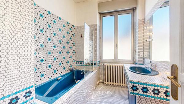 ENSEMBLE IMMOBILIER AU PIED DE LA CITE DE CARCASSONNE