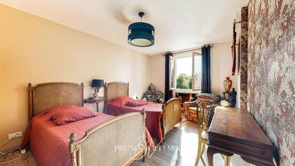 ENSEMBLE IMMOBILIER AU PIED DE LA CITE DE CARCASSONNE