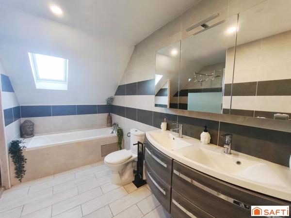 Maison 88 m² avec jardin, garage et parking.