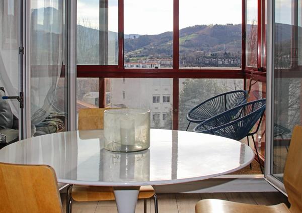 T2 centre ville et vue dégagée sur les montagnes avec cave et parking