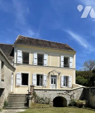 Voulx, maison rénovée de 96 m² 4 Pièces grenier avec dépendances sur 758 m² de terrain clos de murs.