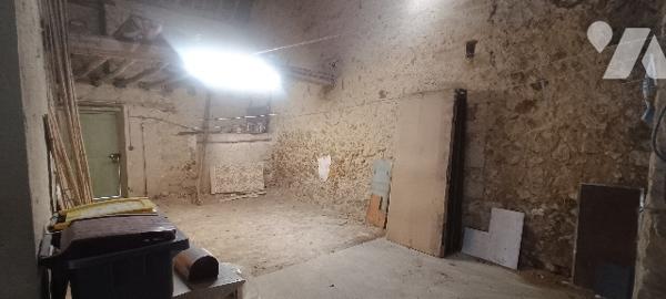 Voulx, maison rénovée de 96 m² 4 Pièces grenier avec dépendances sur 758 m² de terrain clos de murs.