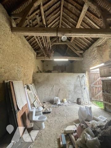 Voulx, maison rénovée de 96 m² 4 Pièces grenier avec dépendances sur 758 m² de terrain clos de murs.