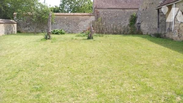 Voulx, maison rénovée de 96 m² 4 Pièces grenier avec dépendances sur 758 m² de terrain clos de murs.