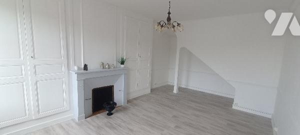 Voulx, maison rénovée de 96 m² 4 Pièces grenier avec dépendances sur 758 m² de terrain clos de murs.