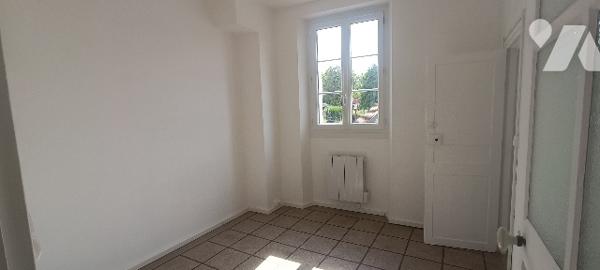 Voulx, maison rénovée de 96 m² 4 Pièces grenier avec dépendances sur 758 m² de terrain clos de murs.