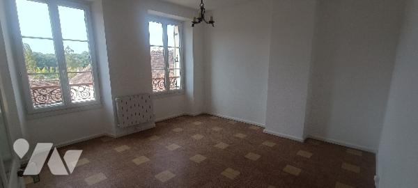 Voulx, maison rénovée de 96 m² 4 Pièces grenier avec dépendances sur 758 m² de terrain clos de murs.