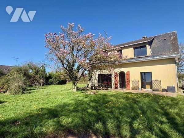 Cette maison individuelle offre un cadre de vie agréable et un beau potentiel, sublimé par un t...