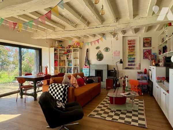 Cette maison individuelle offre un cadre de vie agréable et un beau potentiel, sublimé par un t...