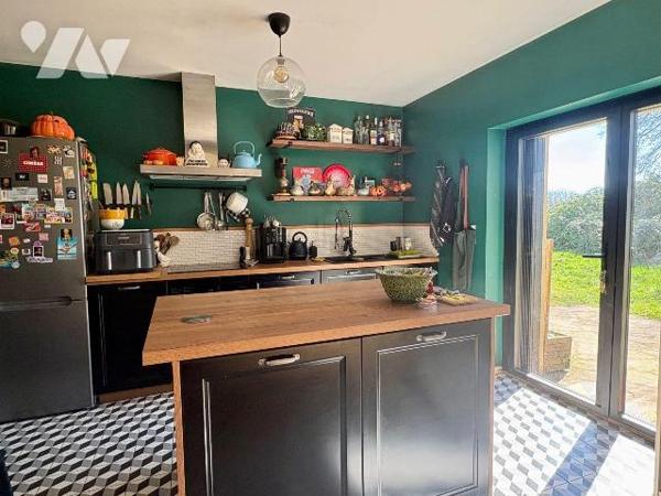 Cette maison individuelle offre un cadre de vie agréable et un beau potentiel, sublimé par un t...