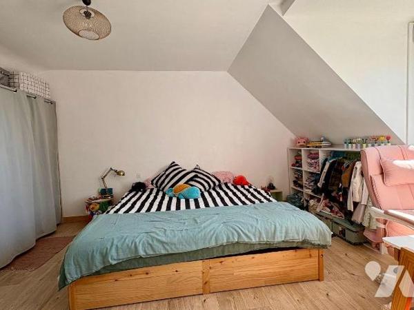 Cette maison individuelle offre un cadre de vie agréable et un beau potentiel, sublimé par un t...