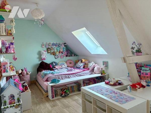Cette maison individuelle offre un cadre de vie agréable et un beau potentiel, sublimé par un t...