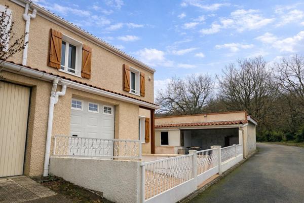 Idéalement située à proximité d'écoles, collèges, et crèches, cette maison allie tranquillité et fonctionnalité