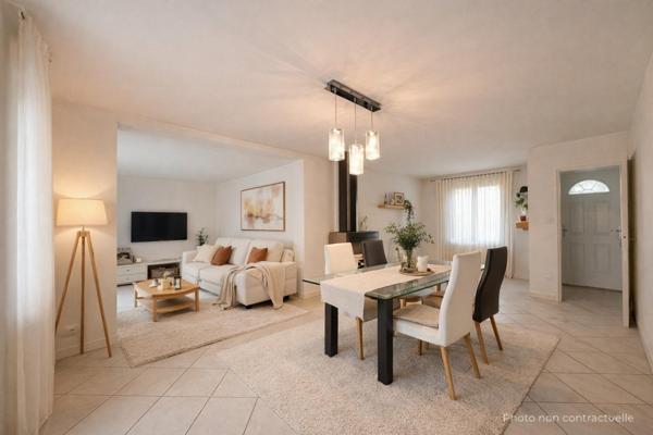 Idéalement située à proximité d'écoles, collèges, et crèches, cette maison allie tranquillité et fonctionnalité