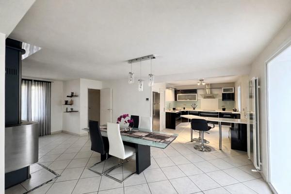 Idéalement située à proximité d'écoles, collèges, et crèches, cette maison allie tranquillité et fonctionnalité