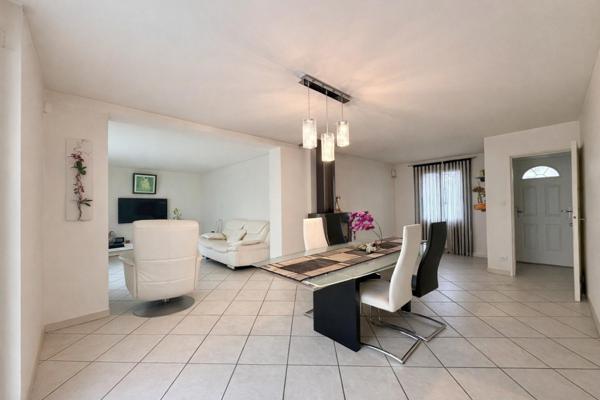 Idéalement située à proximité d'écoles, collèges, et crèches, cette maison allie tranquillité et fonctionnalité